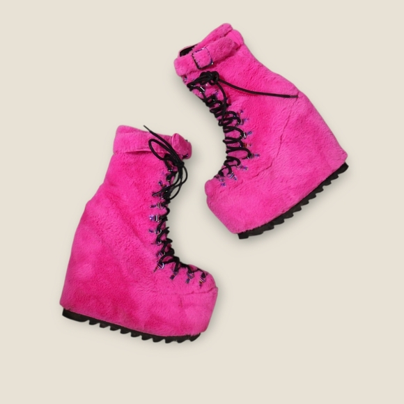 Dolls Kill Club Exx TRAITOR BOOTS - HOT PINK FUR Womens Size 7 Goth - Picture 1 of 10